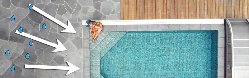 Stenläggning som lutar mot poolen