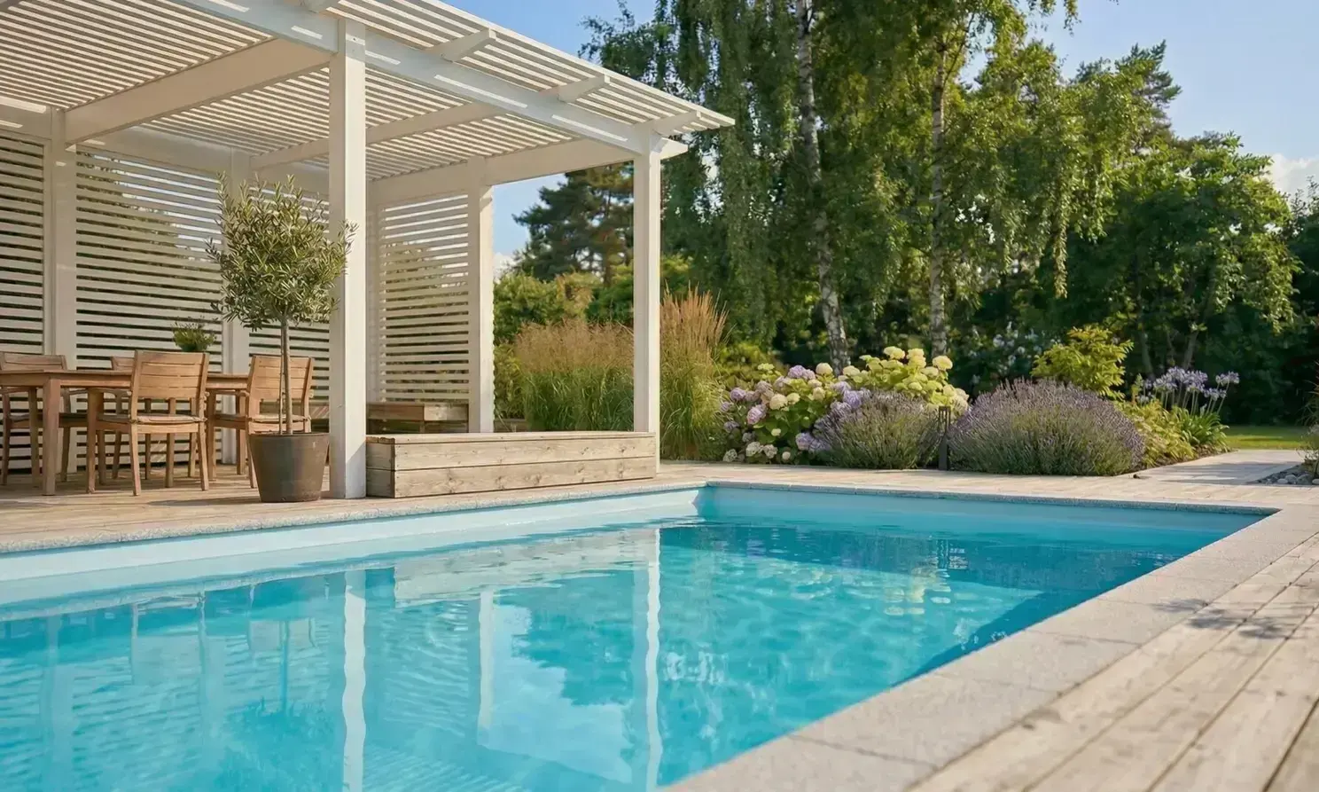 Pool med vit pergola