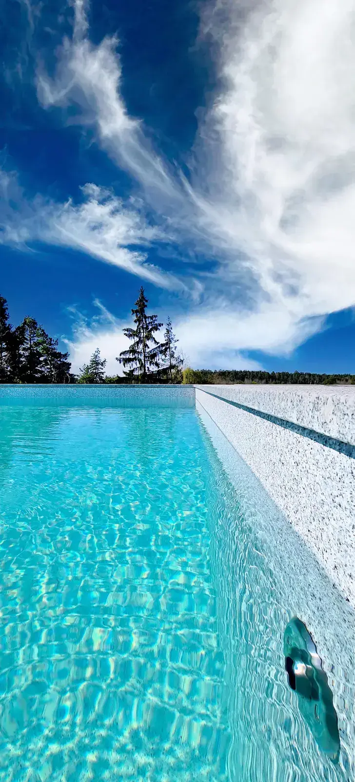 Avlång pool med granitsarg Baltic Light Grey