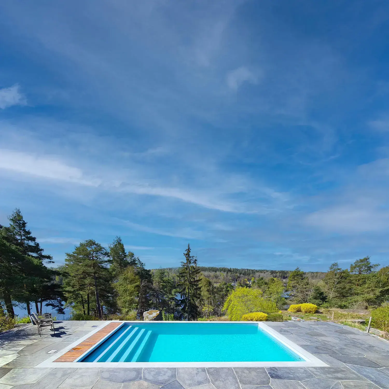 Pool med granitsargen Baltic Light Grey och linern Touch Origin