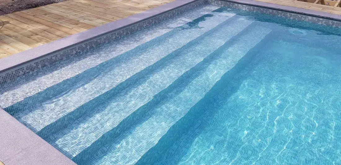Invändig gaveltrappa i poolen