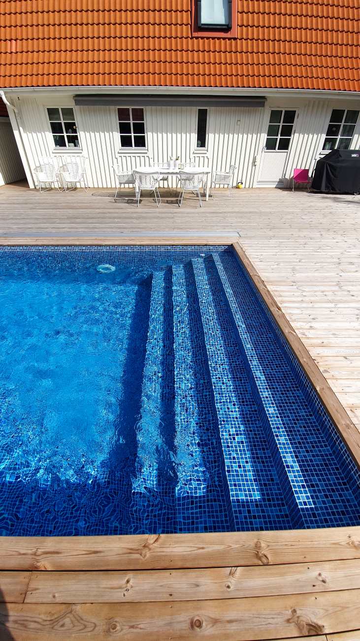 Upplyst pool i kvällsmörker