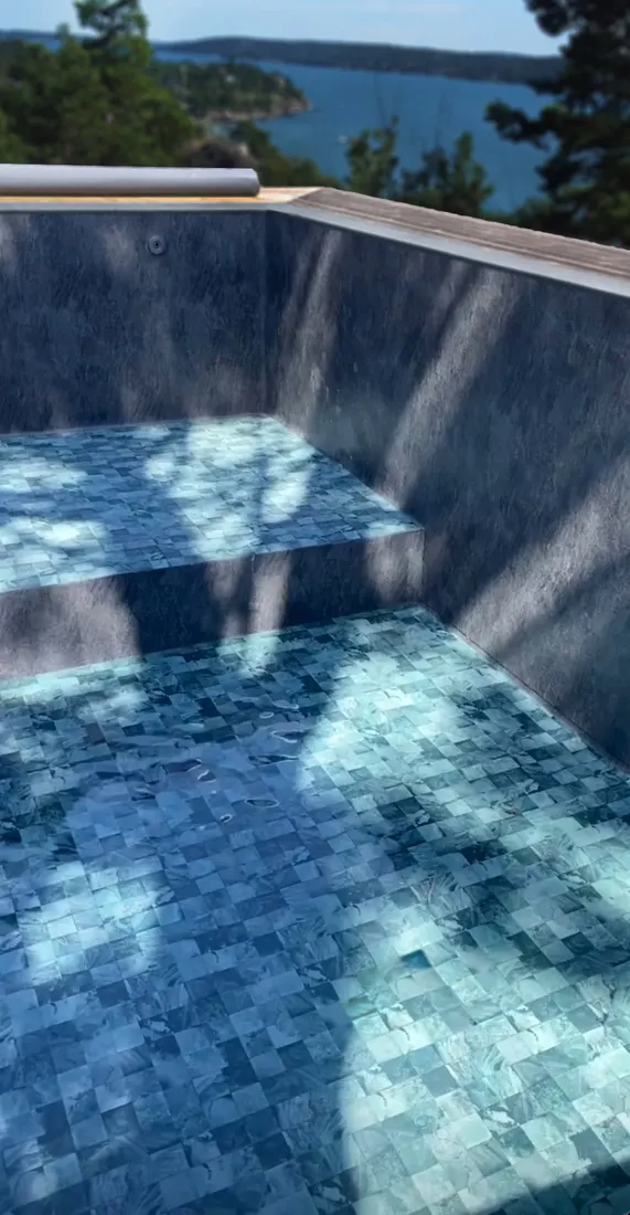 Poolvägg i blå 3D-marmormosaik