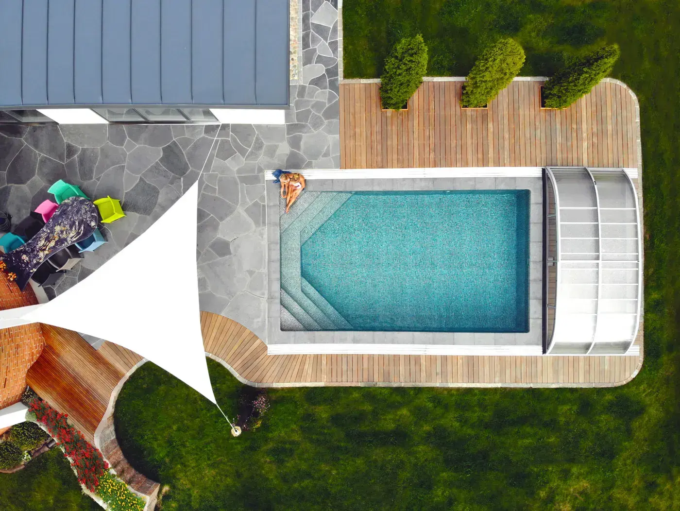 Poolsarg i Offerdalsskiffer med svart mosaikliner