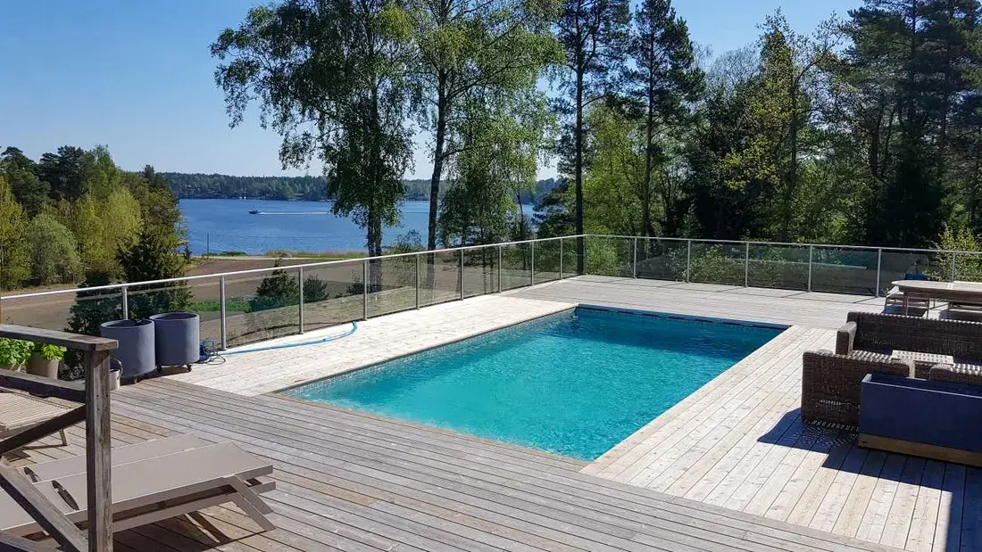 Pool med pergola och utsikt