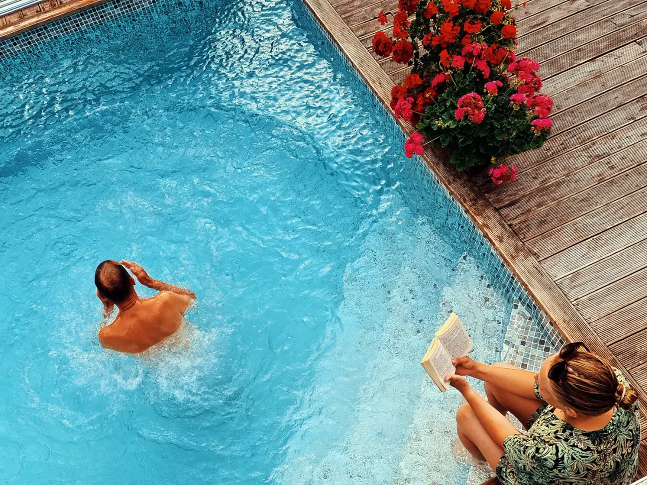 Pool med sandfärgad liner Persia Sand och brun trall