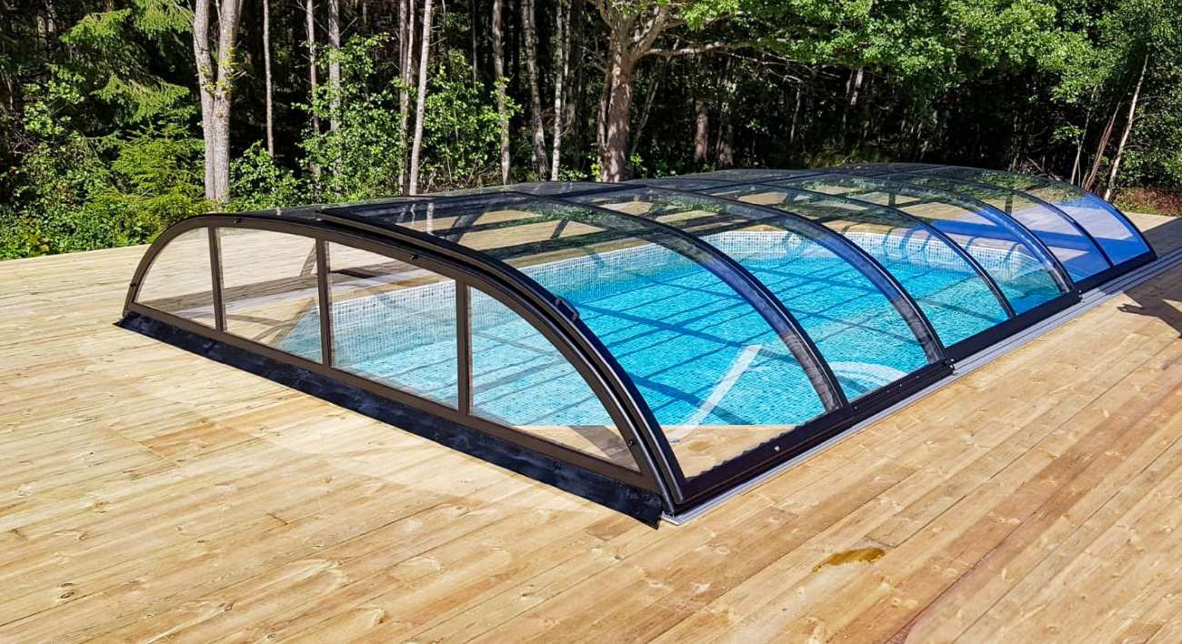 Pool med pooltak i black edition