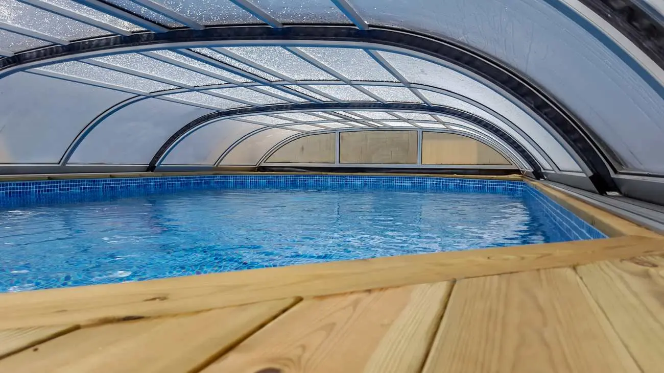 Pool med ihopskjutet pooltak på förlängningsskenor