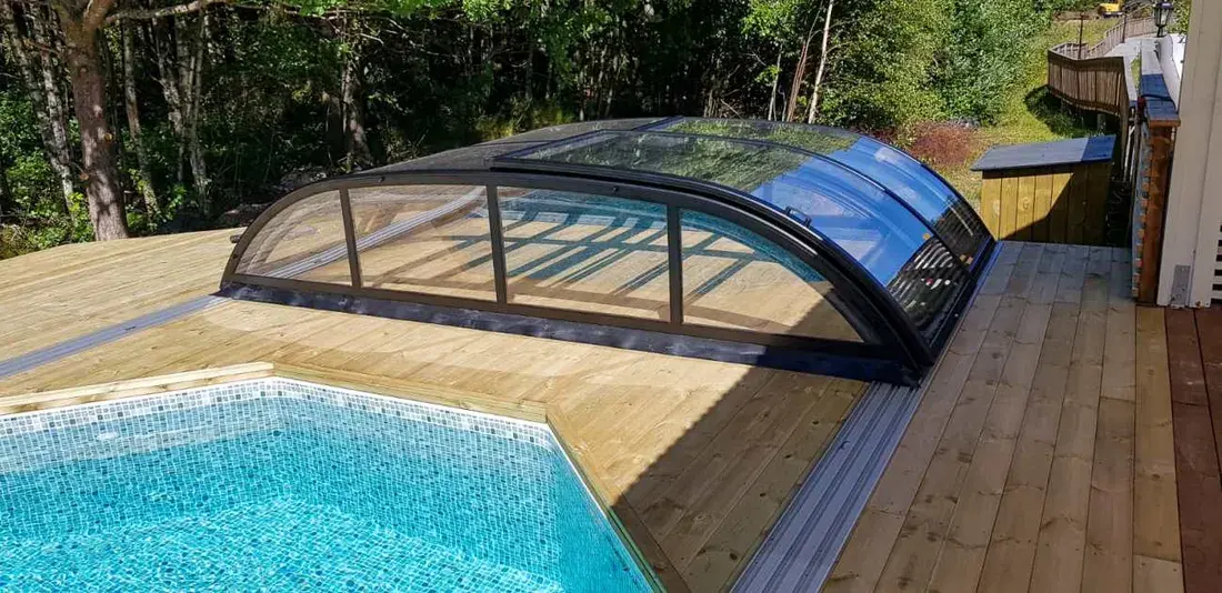 Pooltak en höstdag vid skogen