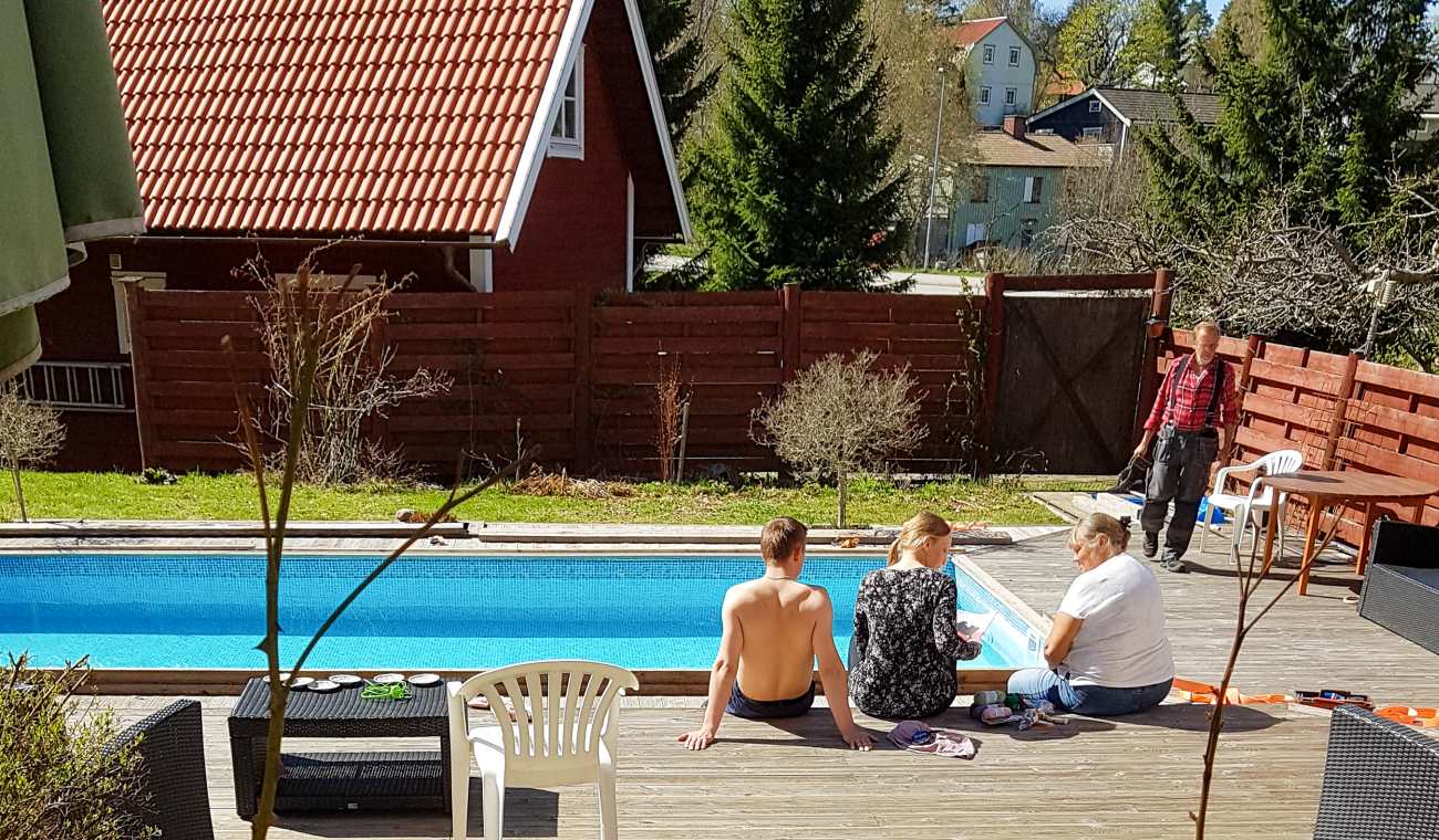 Utvändig romanend-pooltrappa och furusarg