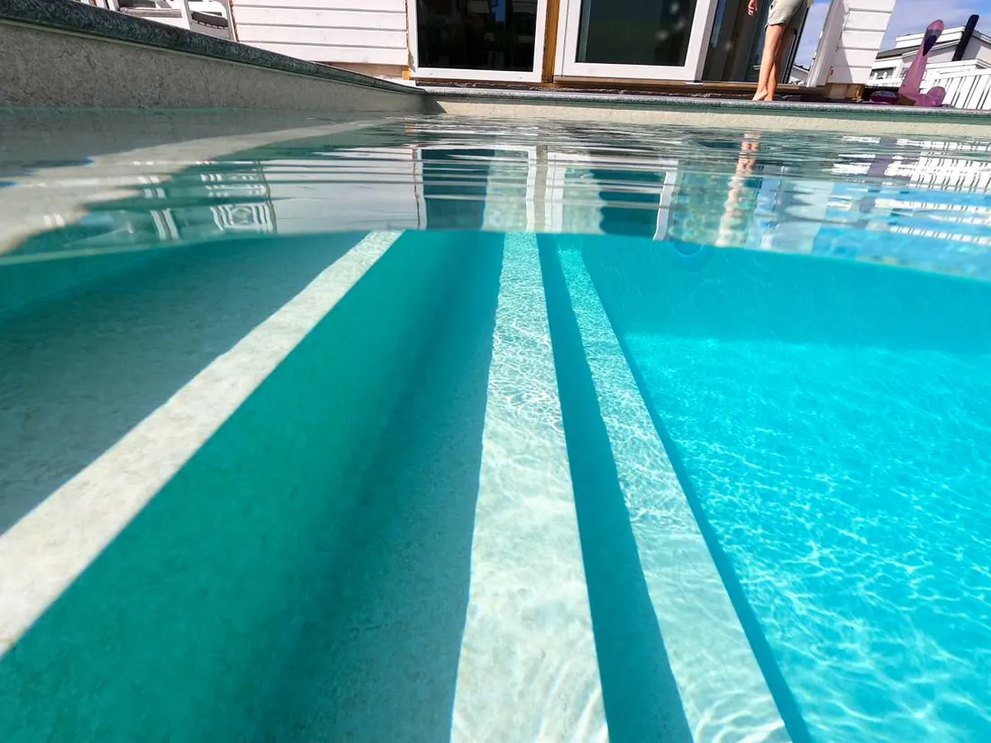 Pooltrappa i standardliner sandsten