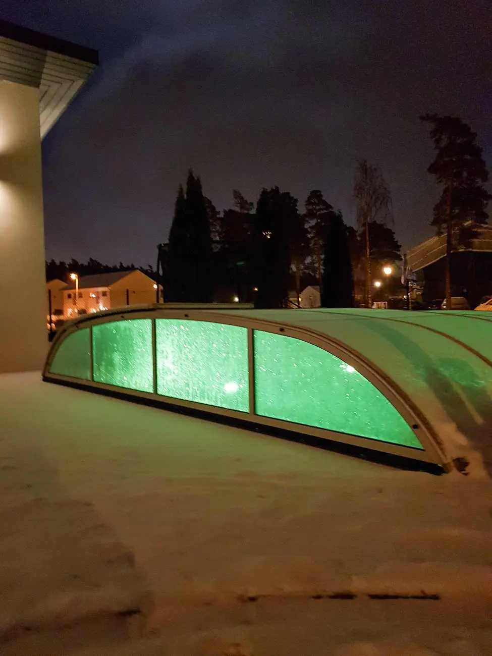 Upplyst pool en vinterkväll