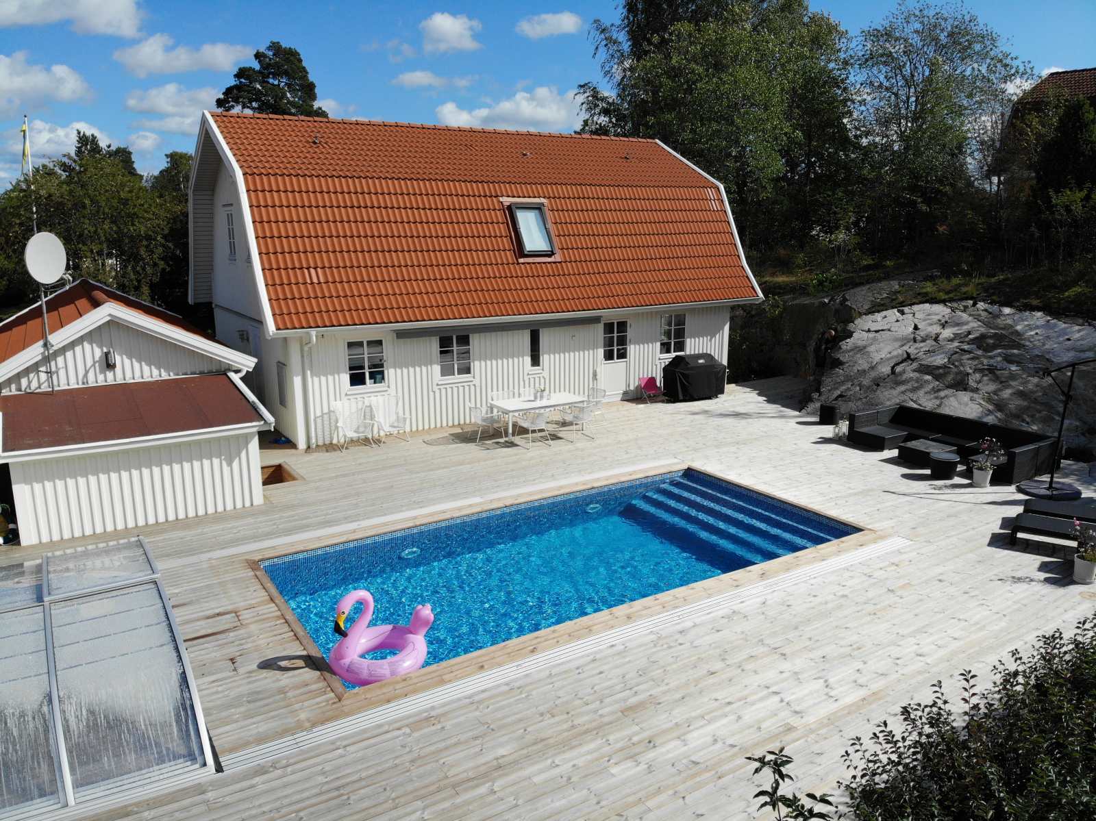 Upplyst pool i kvällsljus i Huddinge