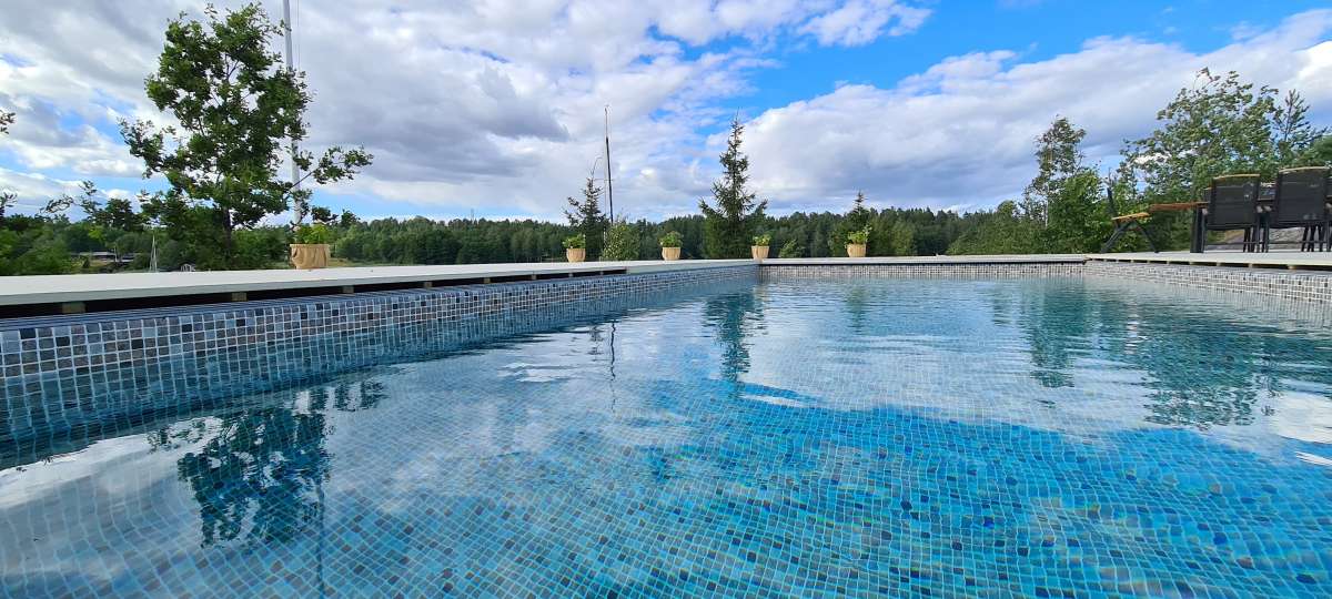 Poolområdet på Ingarö med altan i en nivå