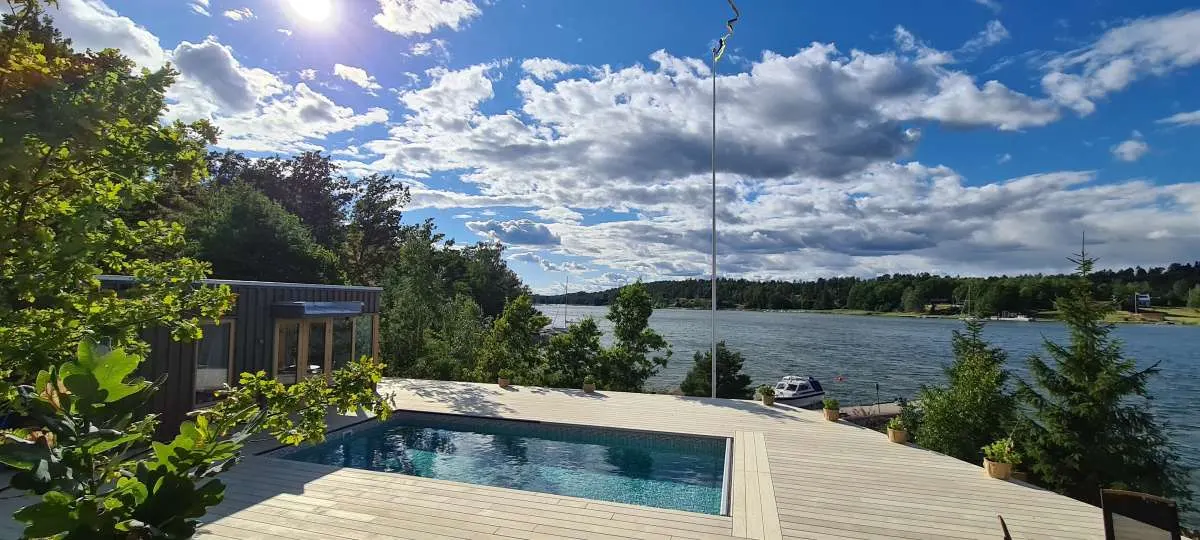Pool med havsutsikt och segelbåt