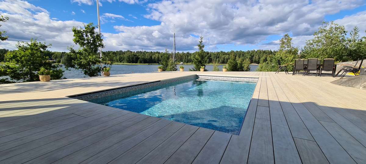 Pool i trädäck vid havet på Ingarö