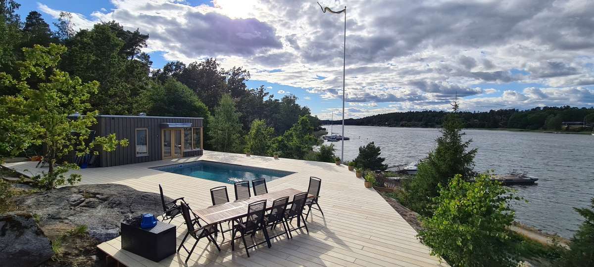 Poolen på Ingarö i kvällsljus
