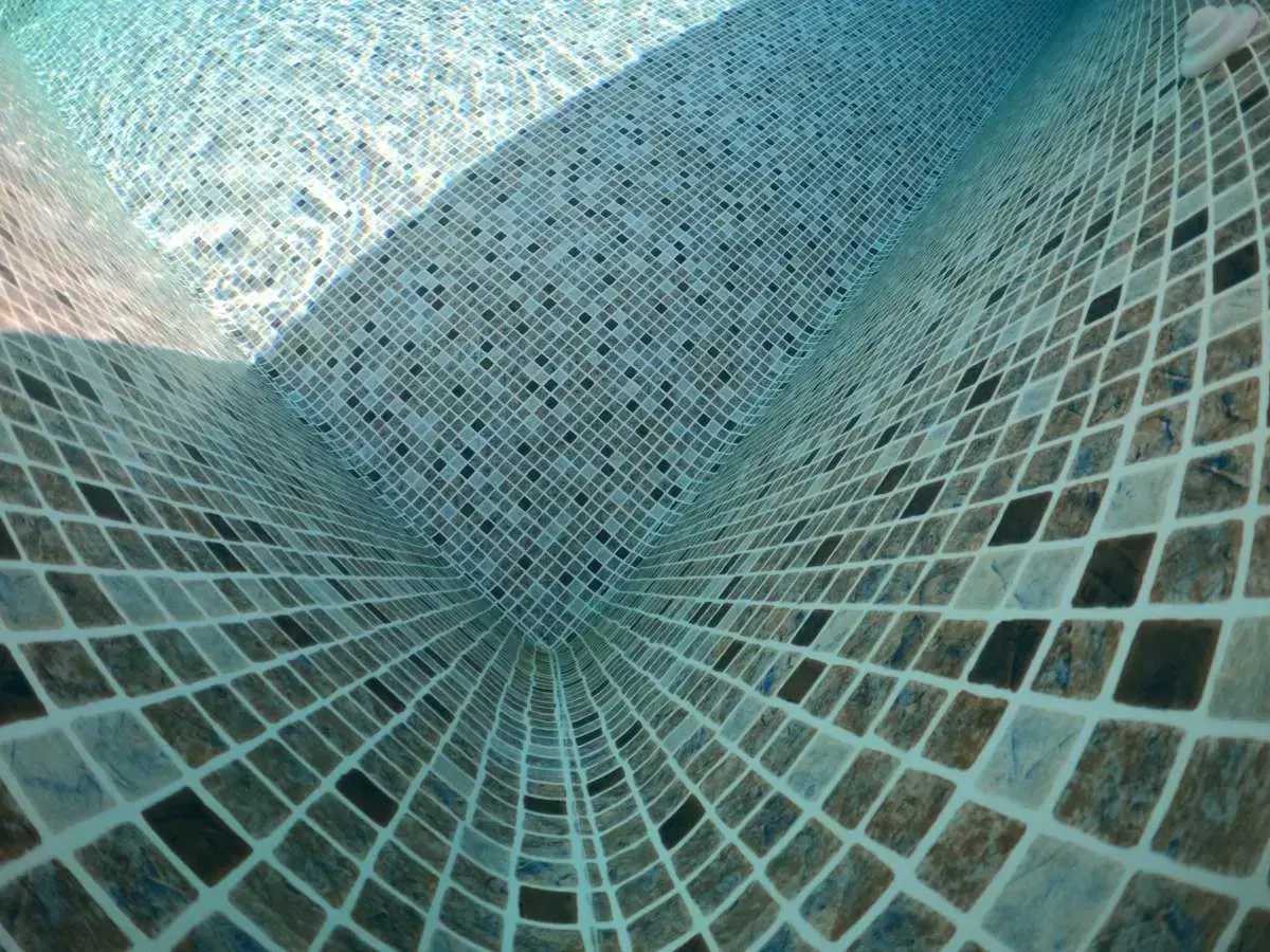 Mosaikliner Persia Sand i pool på Ingarö