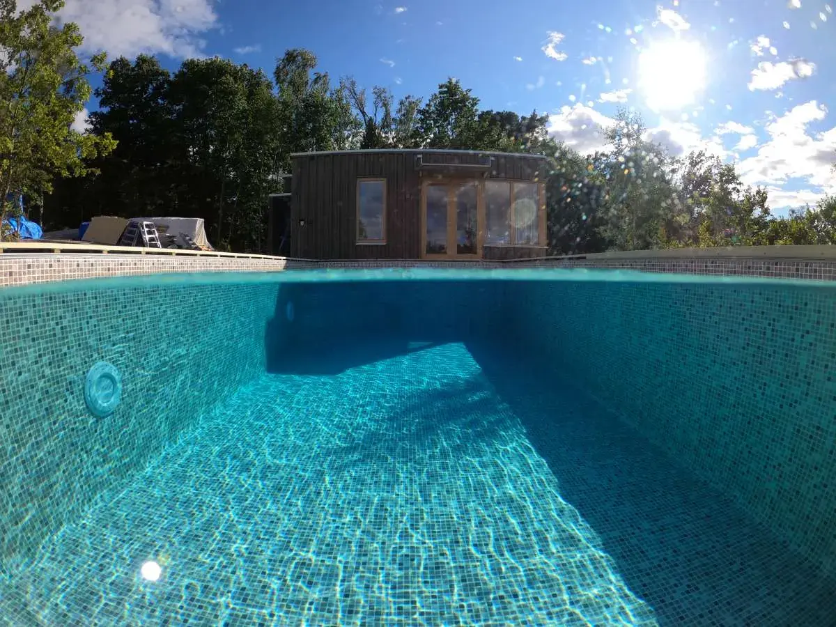 Solstol vid poolen med huset i bakgrunden