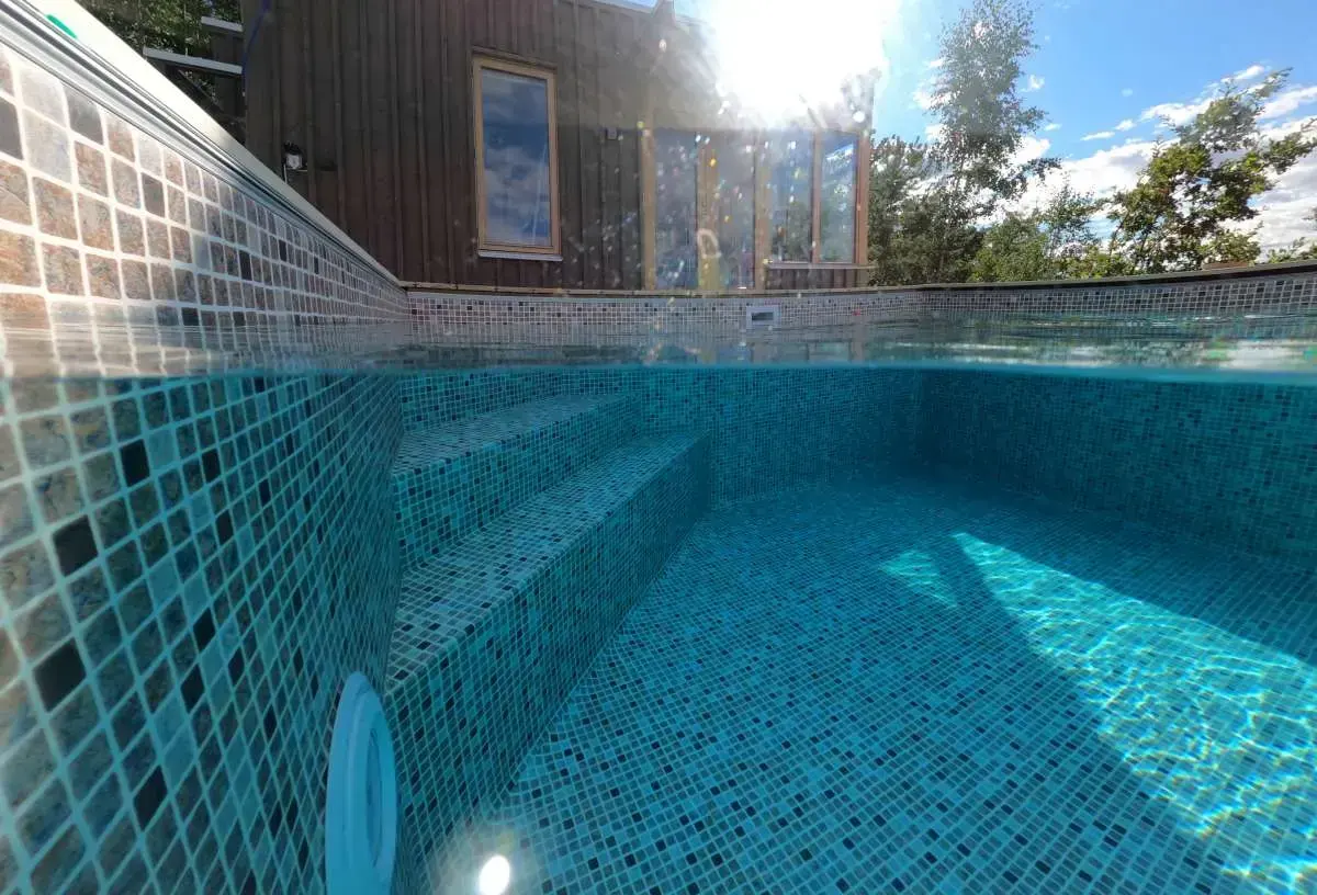 Invändig hörntrappa i pool på Ingarö