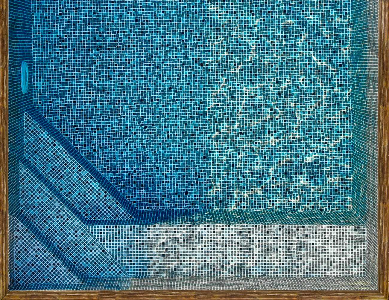 Pool med hörntrappa och förlängd bänk i villaträdgård på Lidingö