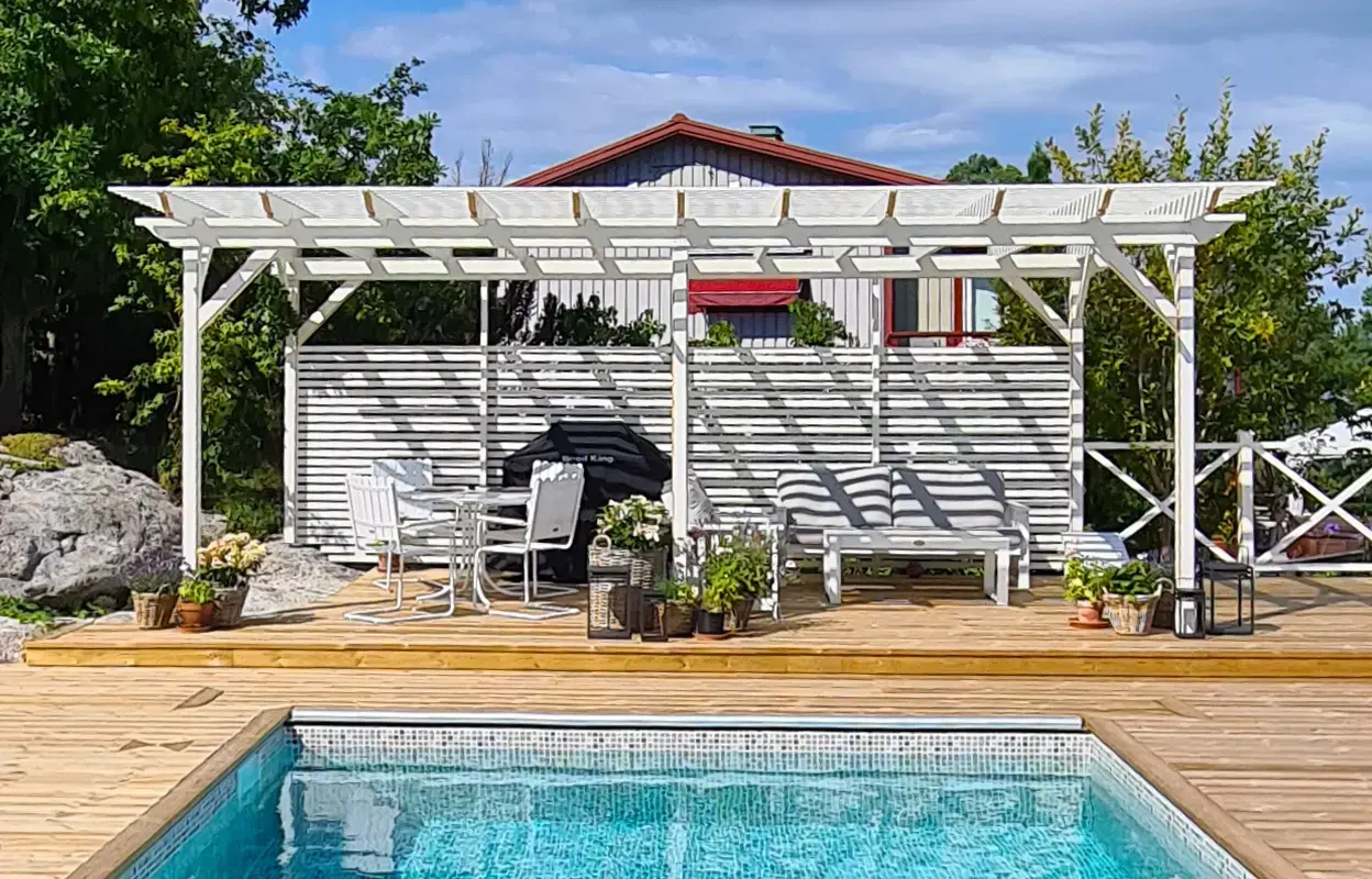 Pergola vid poolområdet i Tyresö