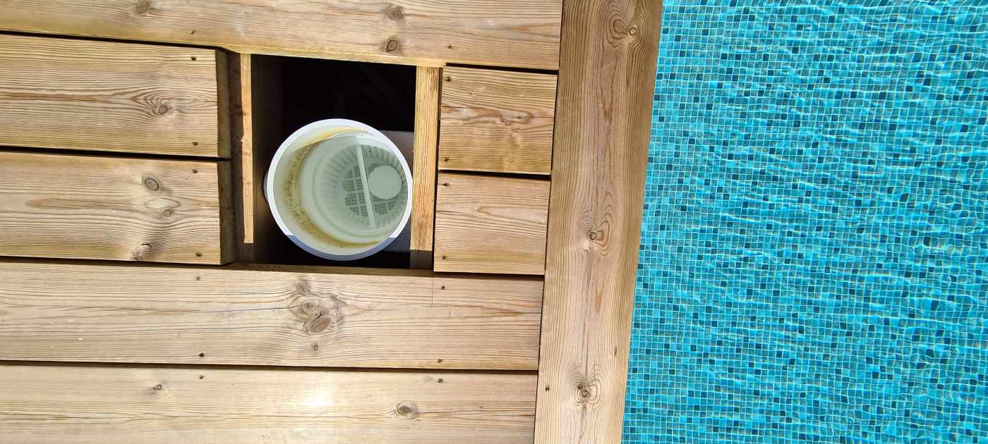Pool med utsikt över havet i Tyresö