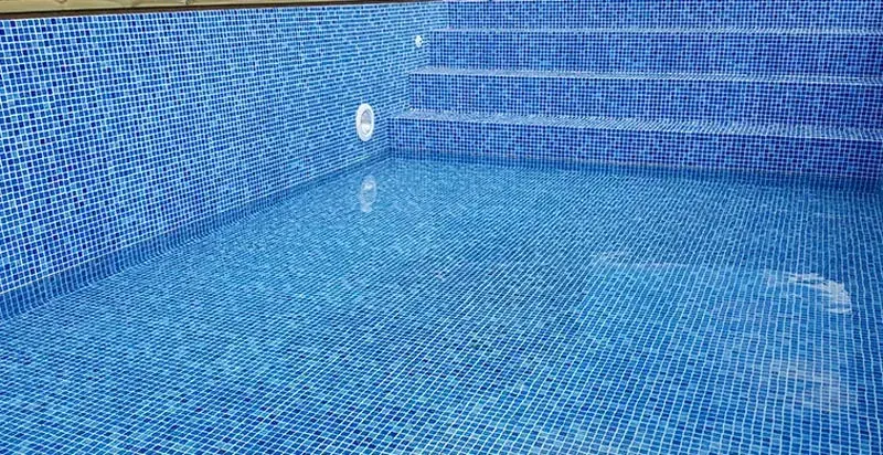 Pool efter renovering – ny blå mosaikliner med invändig trappa
