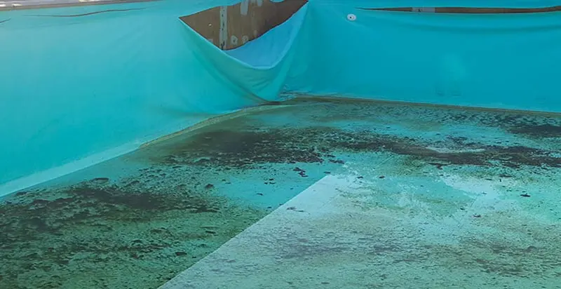 Pool före renovering – sliten och missfärgad liner med skadad botten